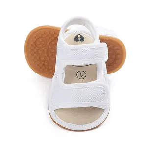 Detailansicht der weißen Babysandalen mit Netzriemen und rutschfester Gummisohle.