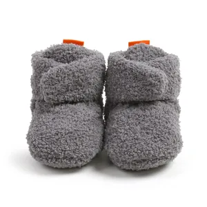 Morbidi stivaletti in pile grigio per neonati con suola flessibile per l'inverno