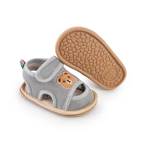 Detail von atmungsaktiven Baby-Lauflern-Sandalen mit Bärenstickerei und rutschfester Sohle