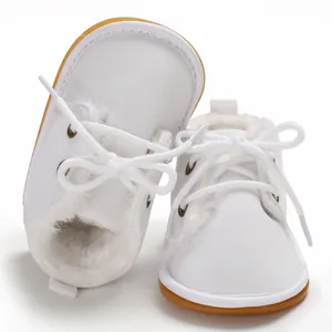 Dicke weiße Babylernschuhe mit Kunstfellfutter und rutschfester Gummisohle