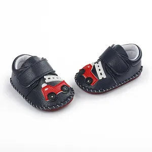 Chaussures de marche bleu marine pour bébé avec un joli motif de camion de pompiers