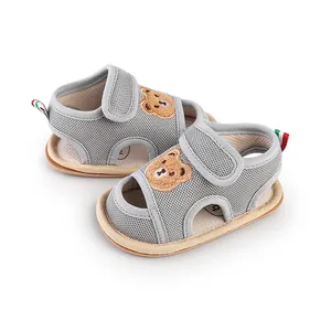 Graue atmungsaktive Mesh Baby Sandalen mit süßem gesticktem Cartoon Bären
