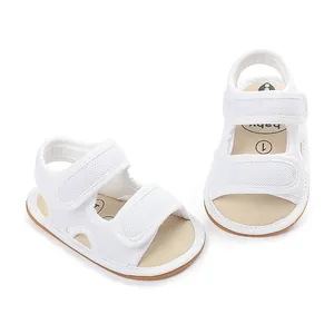 Detailaufnahme von weißen Baby-Sandalen aus Mesh mit doppeltem Klettverschluss