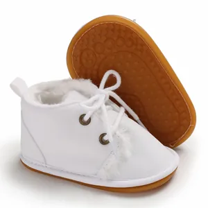 Nahaufnahme weißer Babystiefel mit Plüschfutter und rutschfester Gummisohle
