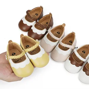 Detailansicht verschiedener Baby-Lauflernschuhe mit Wellenrand und geflochtenen Riemen