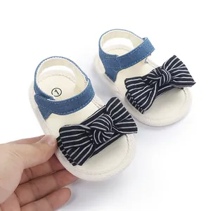 Detailansicht atmungsaktiver Baby-Lauflern-Sandalen mit gestreifter Schleife und Jeansband