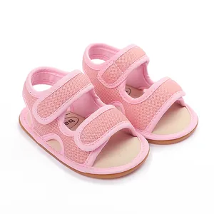Nahaufnahme rosa Baby-Netzsandalen mit rutschfester Gummisohle und Klettverschluss