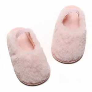 Vista dettagliata delle morbide pantofole rosa pelose per neonati con cinturino elastico al tallone
