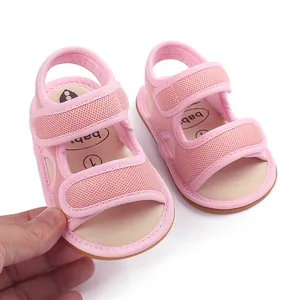 Detailansicht der rosa atmungsaktiven Mesh-Babylernlaufschuhe mit rutschfester Gummisohle