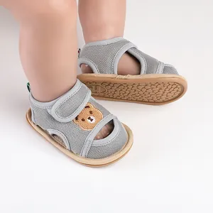 Detailansicht von atmungsaktiven Baby-Sandalen mit Bärenstickerei und rutschfester Sohle
