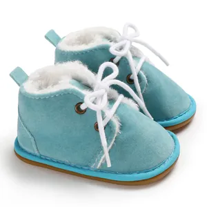 Blaue Baby-Winterstiefel mit weichem Kunstfellfutter und rutschfester Gummisohle im Detail