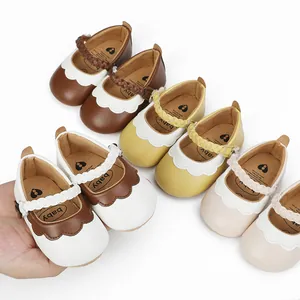 Detailansicht bunter Baby-Lauflernschuhe mit geflochtenen Riemen und Wellenkantenmuster