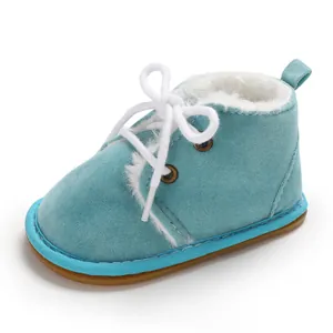 Detailansicht eines blauen Baby-Winterstiefels aus Wildlederimitat mit weißem Kunstfell