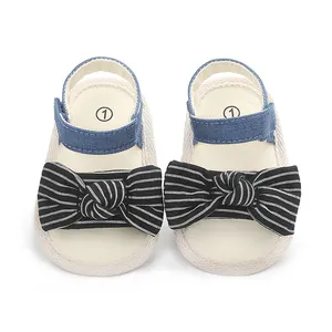 Detailansicht atmungsaktiver Babysandalen mit gestreifter Schleife und blauem Denimband