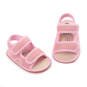 Detailansicht der rosa atmungsaktiven Mesh-Babyschuhe mit verstellbaren Klettverschlüssen