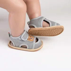 Atmungsaktive graue Babysandalen mit Bären-Patch und rutschfester Gummisohle