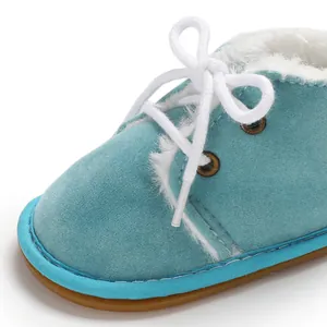 Nahaufnahme blauer Baby-Wanderschuhe aus Wildleder mit weißem Kunstfellfutter