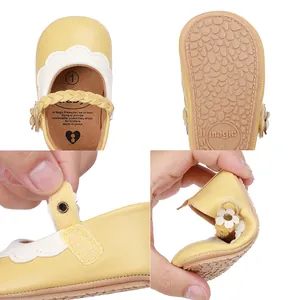 Detailansicht gelber Baby-Lauflernschuhe mit weicher Sohle und Klettverschluss