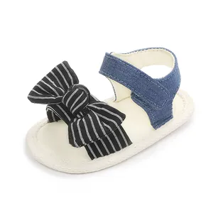 Weiche Baby-Lauflern-Sandalen mit gestreifter Schleife und blauem Denim-Riemen für Sommer