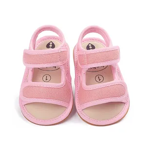 Detailansicht pinkfarbene Baby-Sandalen mit rutschfester Gummisohle für Kleinkinder