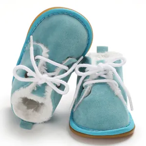Detailansicht der Baby-Lernlaufstiefel mit hellblauem Wildleder und warmem weißem Kunstfell