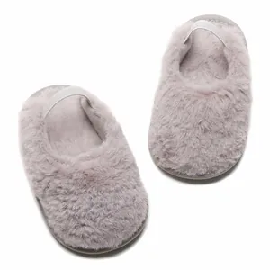 Vista dettagliata di pantofole per neonati in peluche rosa chiaro con cinturini elastici