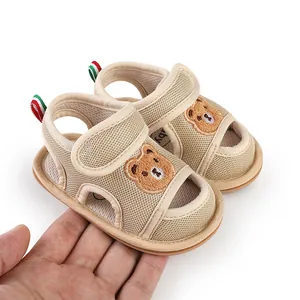 Nahaufnahme von atmungsaktiven Baby-Lauflernschuhen mit süßem Cartoon-Bär-Design-Stickerei