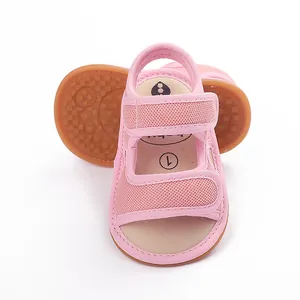 Detail von rosa Mesh-Babyschuhen mit rutschfesten Gummisohlen und Klettverschluss