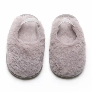 Dettaglio di morbide pantofole per neonati in peluche con cinturino elastico sul tallone