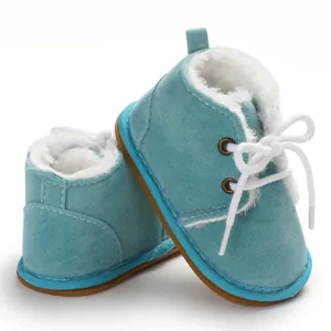 Nahaufnahme warmer blauer Lauflernschuhe für Babys mit weißem Kunstfellfutter und Schnürung