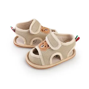 Detailansicht der atmungsaktiven Mesh-Baby-Sandalen mit süßer Bären-Stickerei und Klettverschluss