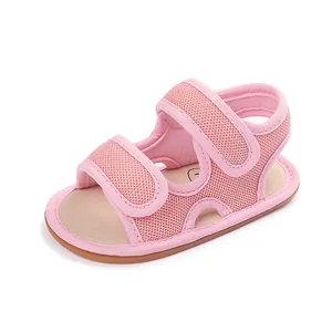 Detailansicht der rosa atmungsaktiven Mesh-Babysandalen mit rutschfester Gummisohle