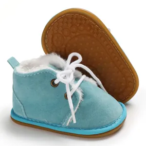 Nahaufnahme von warmen blauen Baby-Winterstiefeln mit weichem weißem Kunstfellfutter