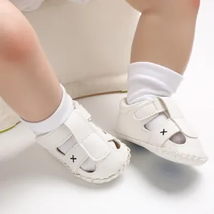 Detailansicht weißer Baby-Sommersandalen mit weicher Sohle und Klettverschluss-X-Muster