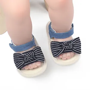 Nahaufnahme von Baby-Laufsandalen mit gestreifter Schleife und Jeans-Knöchelriemen