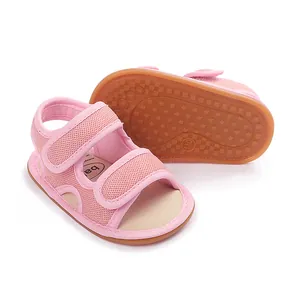Detailansicht von rosa Baby-Netzsandalen mit rutschfesten Gummisohlen mit Sternen.