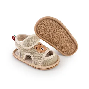 Detailansicht von beige Baby-Lauflern-Sandalen mit Bärenstickerei und rutschfester Sohle