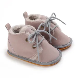 Weiche rosa Baby-Lernschuhe mit warmem Kunstfellfutter und grauen Schnürsenkeln