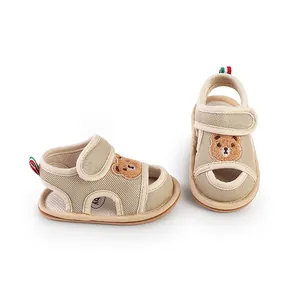 Detail von atmungsaktiven Baby-Sandalen mit süßem Bären-Cartoon und rutschfester Sohle.