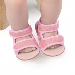 Nahaufnahme von rosa atmungsaktiven Mesh-Babysandalen mit sicherem Klettverschluss