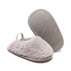 Morbide pantofole per neonati grigio-rosa in peluche con suola antiscivolo flessibile.