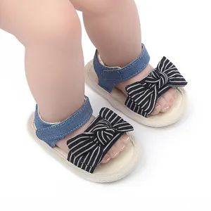 Detailansicht der Sommer-Babysandalen mit gestreiften Schleifen und Denim-Riemen