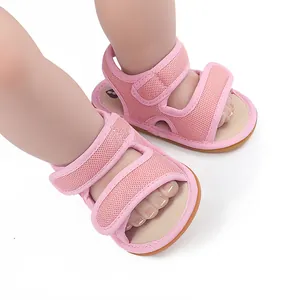Detailansicht der rosa atmungsaktiven Mesh-Babysandalen mit rutschfester Gummisohle