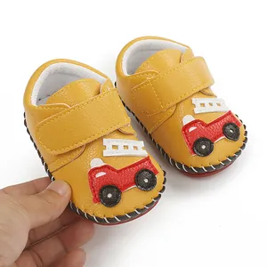Chaussures de marche jaunes pour bébés de 0 à 1 an avec écusson voiture rouge