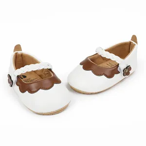 Weiße und braune Babylauflernschuhe mit geflochtenem Riemen und Blumendetail