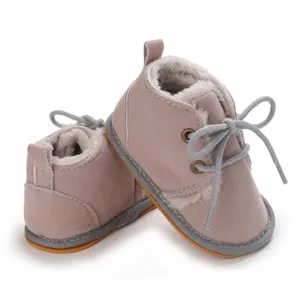 Detailaufnahme von rosa Baby-Winterstiefeln mit grauem Kunstfellfutter und Schnürsenkeln