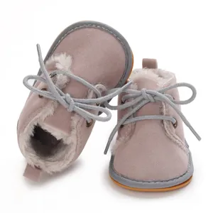 Detailansicht von warmen rosa Baby-Laufschuhen mit weichem Kunstfellfutter und Schnürung