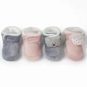 Weiche Baby-Lauflernstiefel aus Cord in Rosa und Grau mit Plüschfutter und Aufnähern.