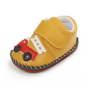 Chaussure de marche pour bébé jaune avec applique voiture rouge et texture cuir souple