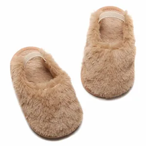 Dettaglio delle pantofole in peluche per neonati 0-1 anni con cinturino elastico.